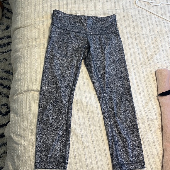 Lululemon 3/4 length leggings. Size 4. Great condition. - Picture 1 of 3